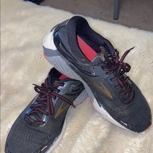 Brooks GTS 18s